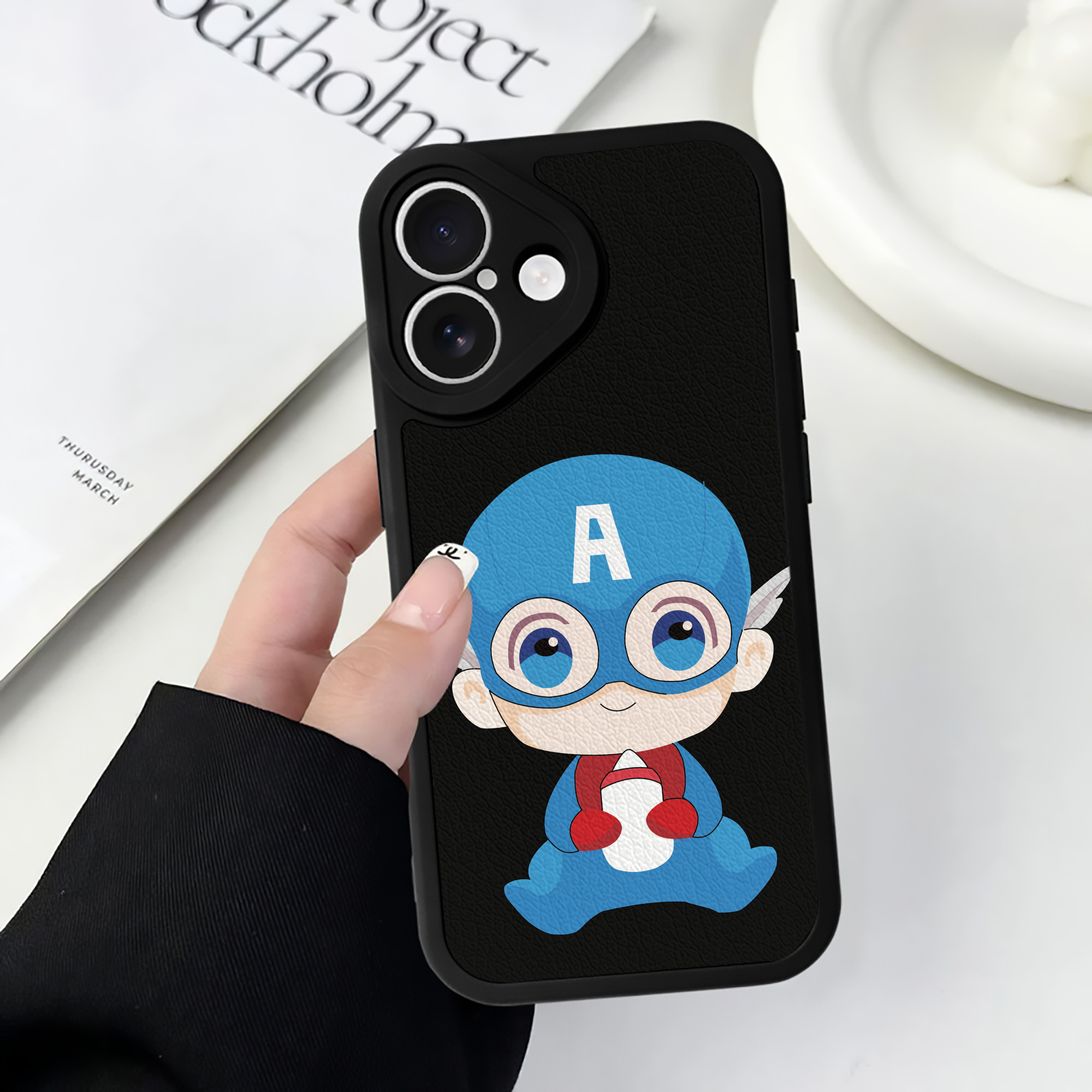 （画像用） アベンジャーズ The Avengers 【iPhone 16シリーズ対応】シリコンスマホケース（レザー調） 材質：シリコン